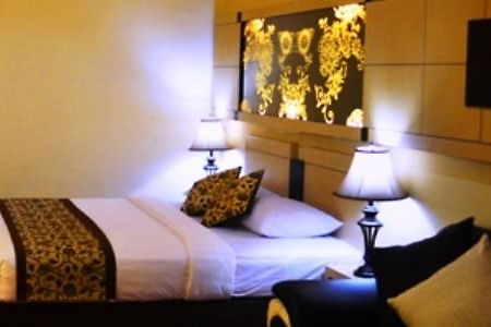 Srikandi Guesthouse Malang Værelse billede