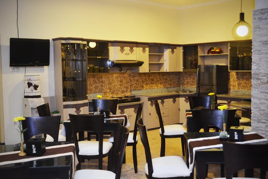 Srikandi Guesthouse Malang Eksteriør billede