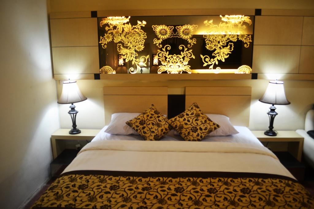 Srikandi Guesthouse Malang Værelse billede