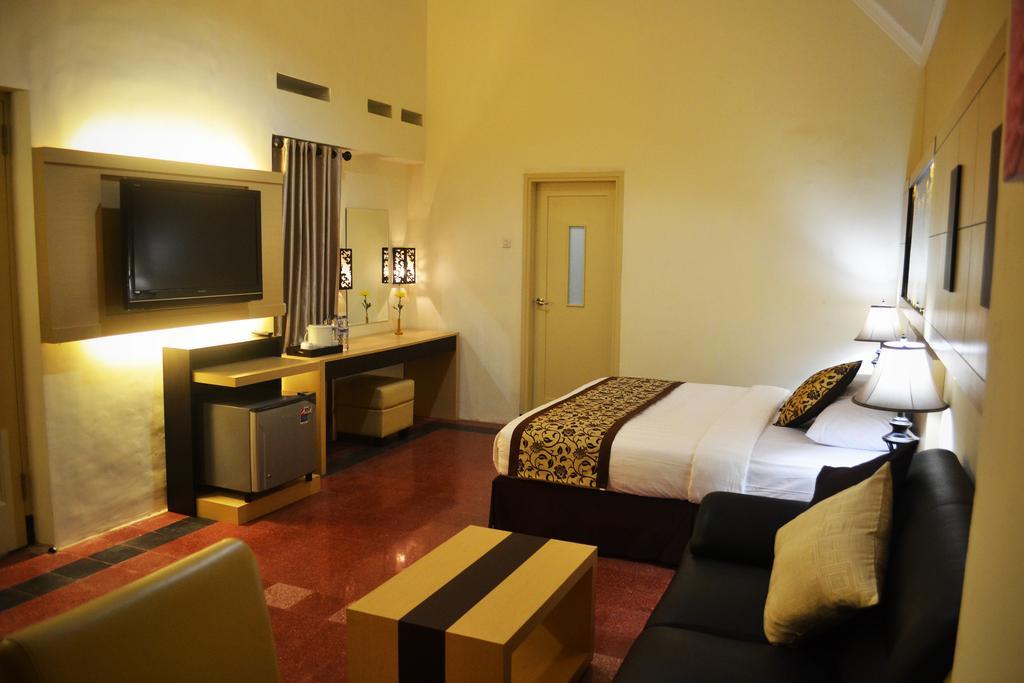 Srikandi Guesthouse Malang Værelse billede