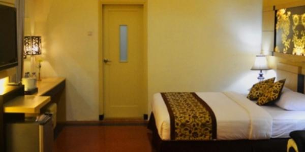 Srikandi Guesthouse Malang Værelse billede